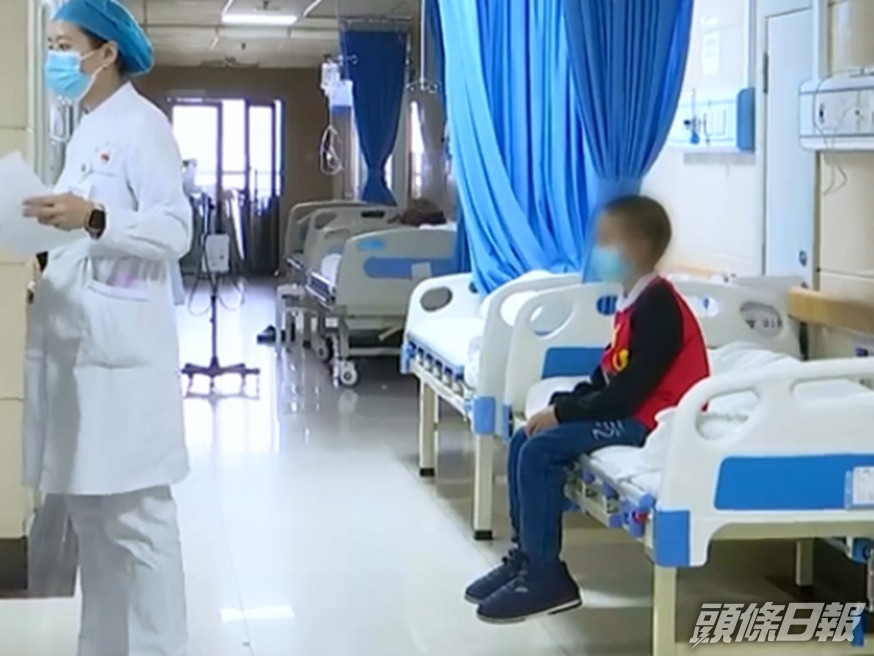 貴州男童上月初車禍受傷住院,癒後家人未有接他出院,令他一直滯留。影片截圖