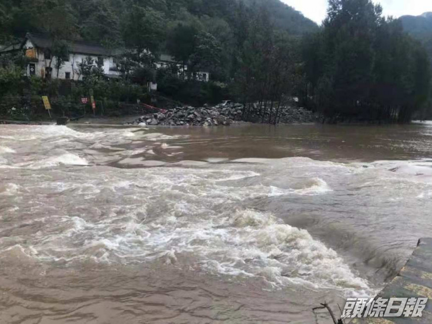 河南濟源巿王屋鎮有村官懷疑被洪水沖走。 (網上圖片)