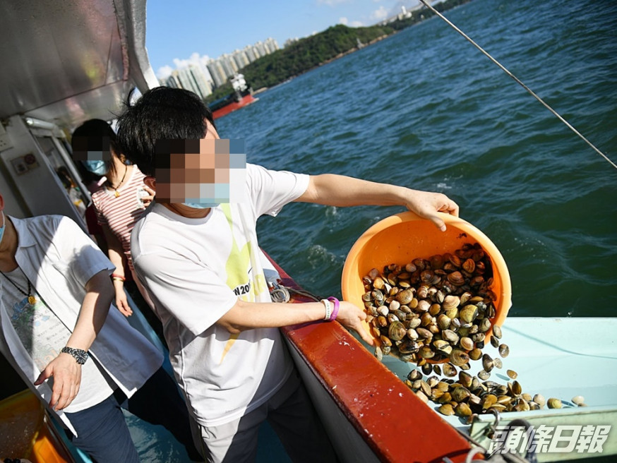 善信輪流將大量不同的種類的生物,包括魚、蜆、鰻魚,「放生」落海。 香港護生群FB圖