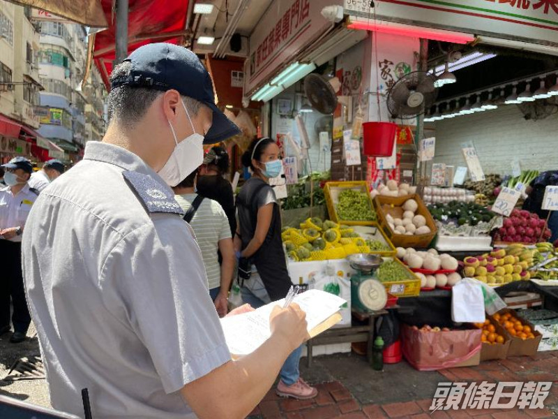 食環署和警方連日在三區街市打擊店舖阻街。政府新聞處圖片