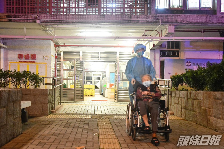 啟業邨啟業護理安老院陸續有院友撤離。