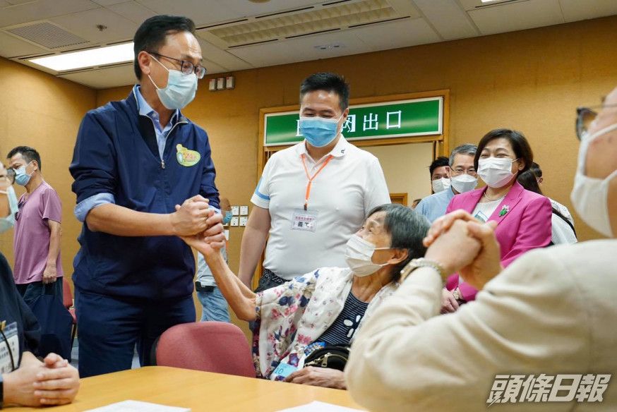 東區長者疫苗接種日今日在中央圖書館活動室舉行,有近140位長者參加。聶德權FB圖片