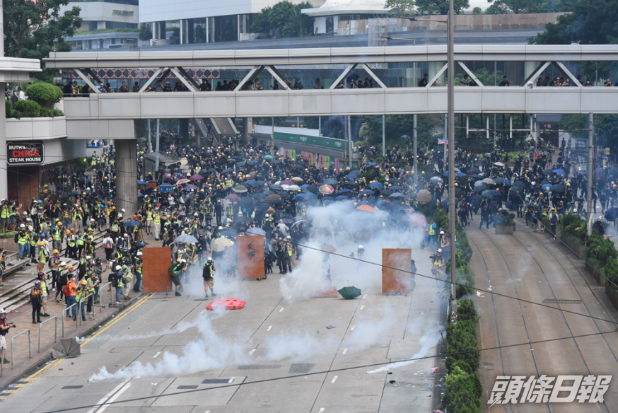 前年「全球反極權大遊行」期間,爆發激烈衝突。 資料圖片