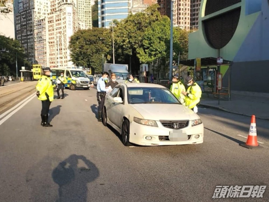 有關拘捕涉及的16輛私家車,以及9輛私家車懷疑非法改裝。警方提供
