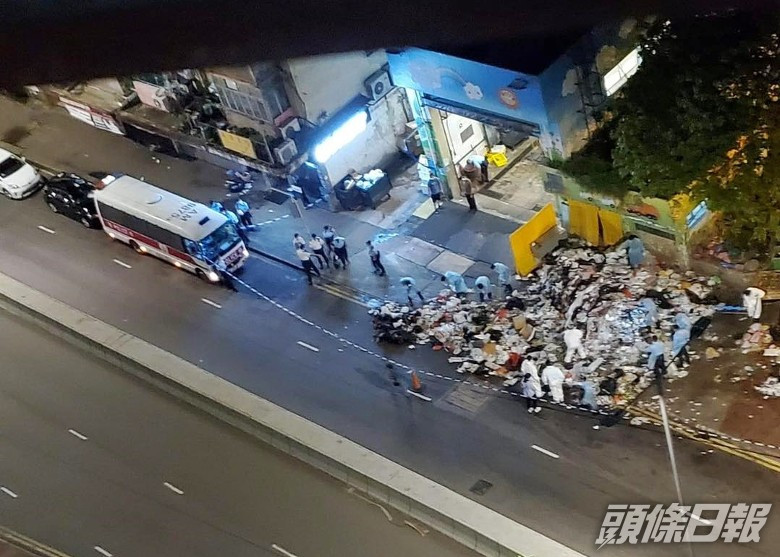 警員於垃圾站外搜證。網圖