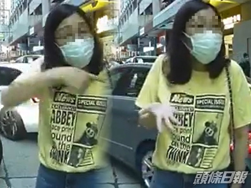 婦人強行霸位讓親友駕車駛入停泊。影片截圖