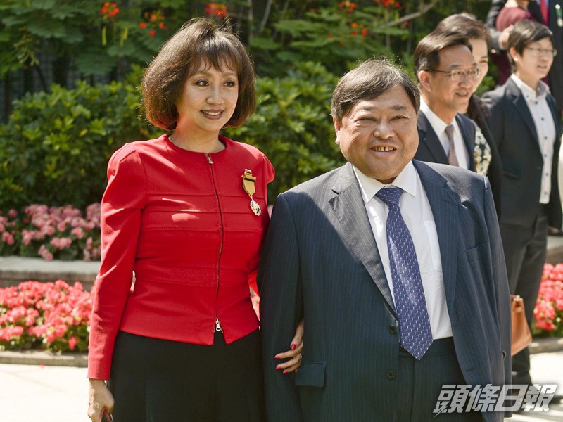 邱達昌(右)的妻子吳惠平(左)澄清不是跳舞群組一員。資料圖片