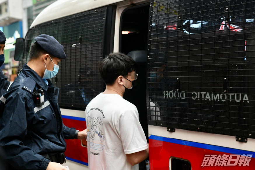 銅鑼灣有人被警員帶上警車。