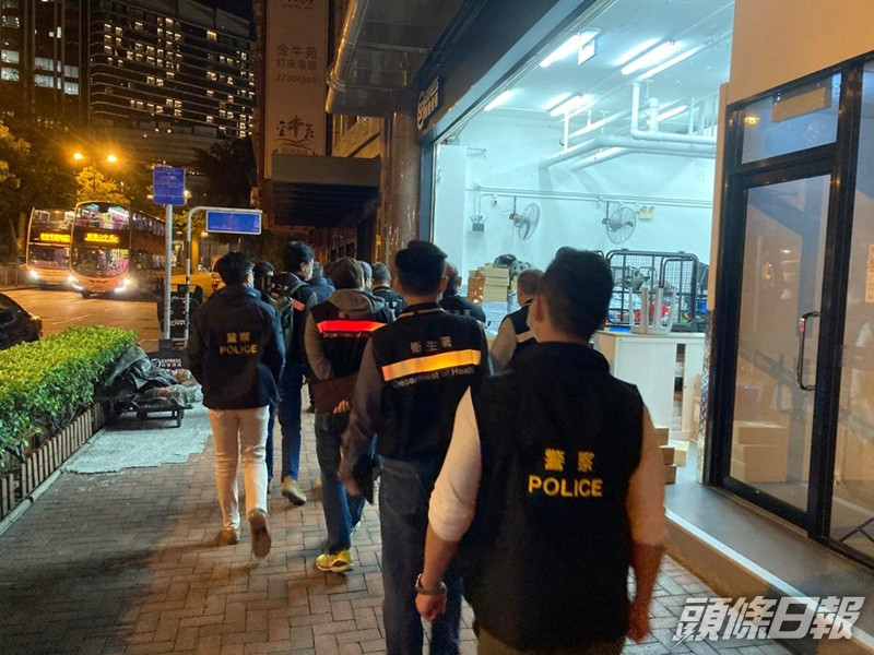 警方聯同控煙酒辦於尖沙咀巡查。警方圖片