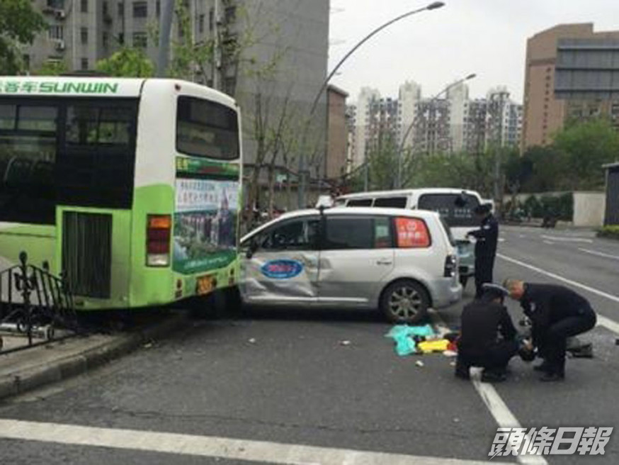 父親被巴士輾壓,生死瞬間拋出懷中兒子,男童醒來呼喊:爸爸在哪?