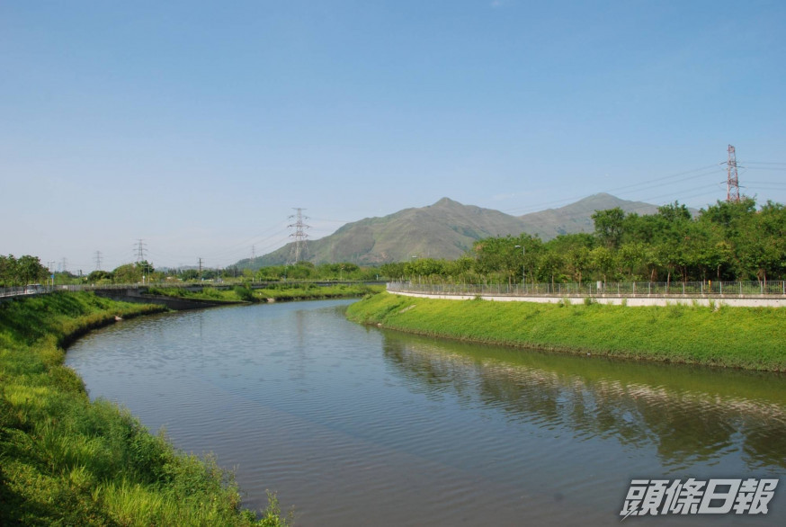 渠務署2006年在元朗以南建成一條「運河」—元朗排水繞道,以紓緩元朗市中心的水浸威脅。黃偉綸網誌圖片