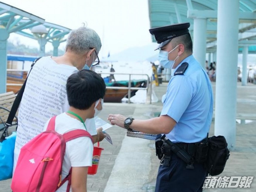 警方向巿民派發防罪單張、宣傳毒品禍害及呼籲巿民「向毒品說不」。