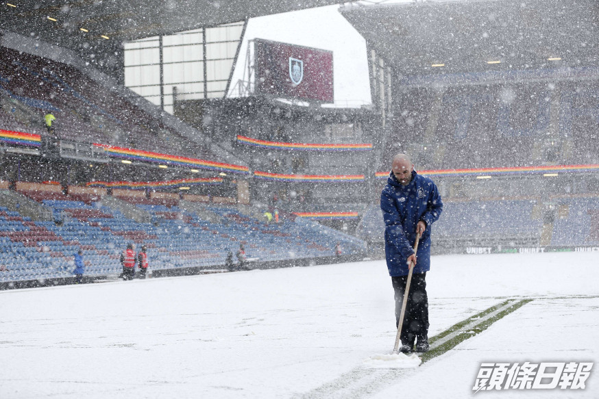 般尼球場積雪嚴重，球證跟雙方領隊商量後，決定取消賽事。Reuters