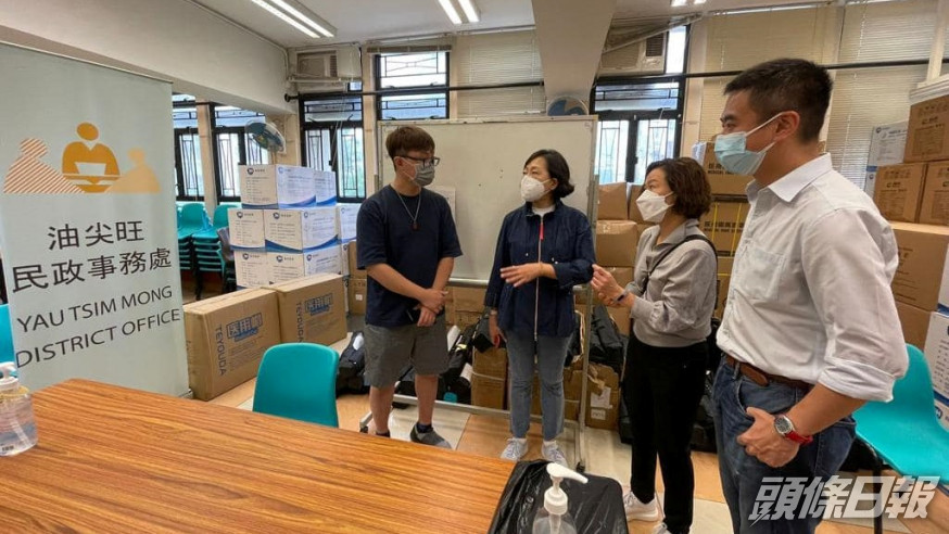新任民政及青年事務局局長麥美娟今早到臨時庇護中心視察。FB圖片