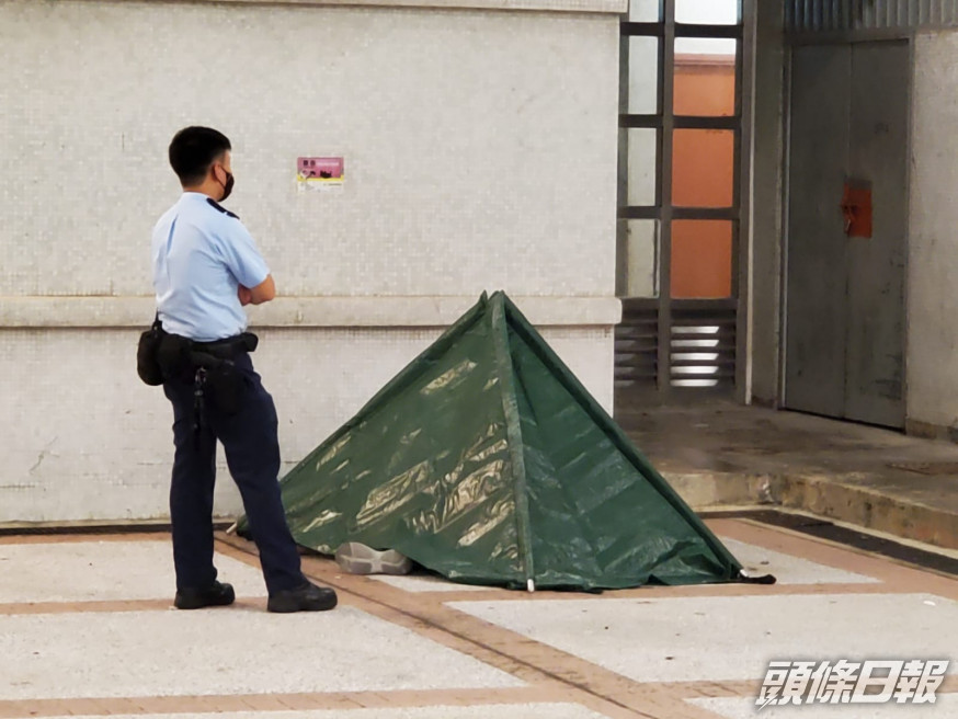 警用帳篷遮蔽事主遺體。