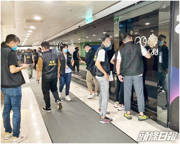 警方巡查油尖旺區的酒吧及食肆,檢控違反防疫規定的人士。