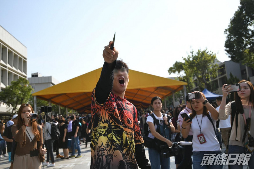 被告當日突舉起利刀。資料圖片