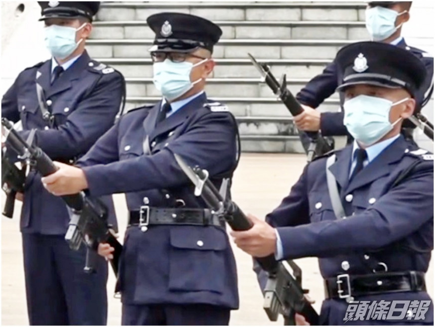 警方首次公開演示中式步操。「香港警察」fb live撮圖