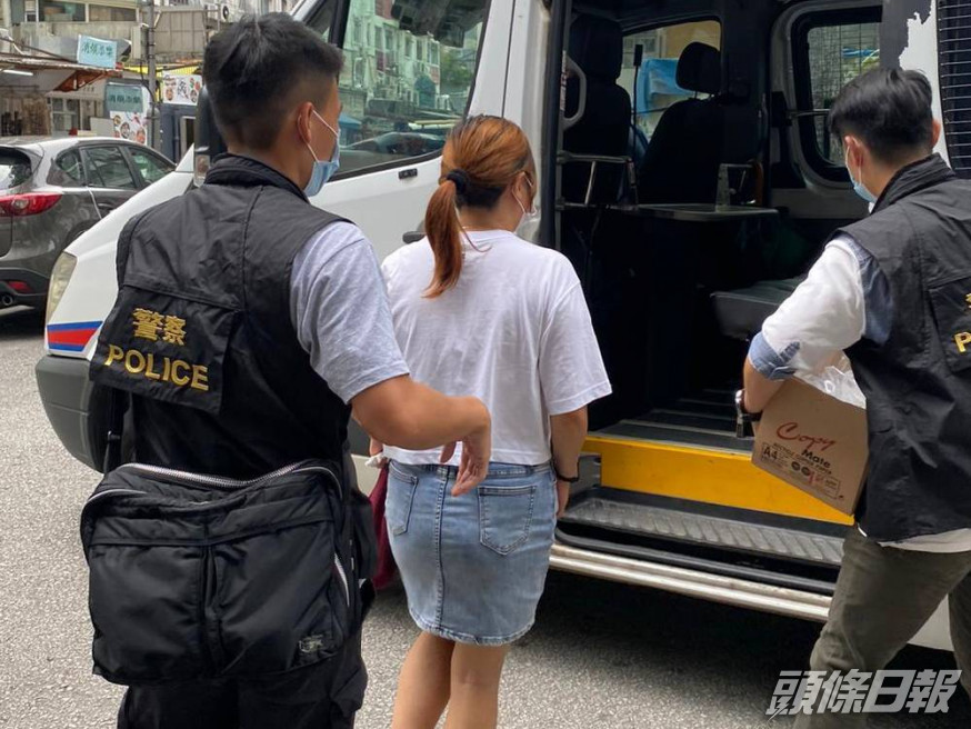 行動中,警方拘捕兩名女子。警方圖片