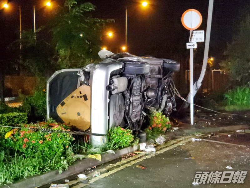 大埔吐露港公路一輛私家車疑因天雨路滑,剷上行人路後翻側。