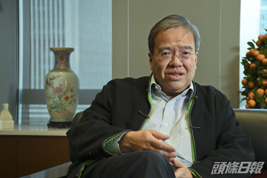 華昇董事長胡定旭指樣本只有條碼不知身份。 資料圖片