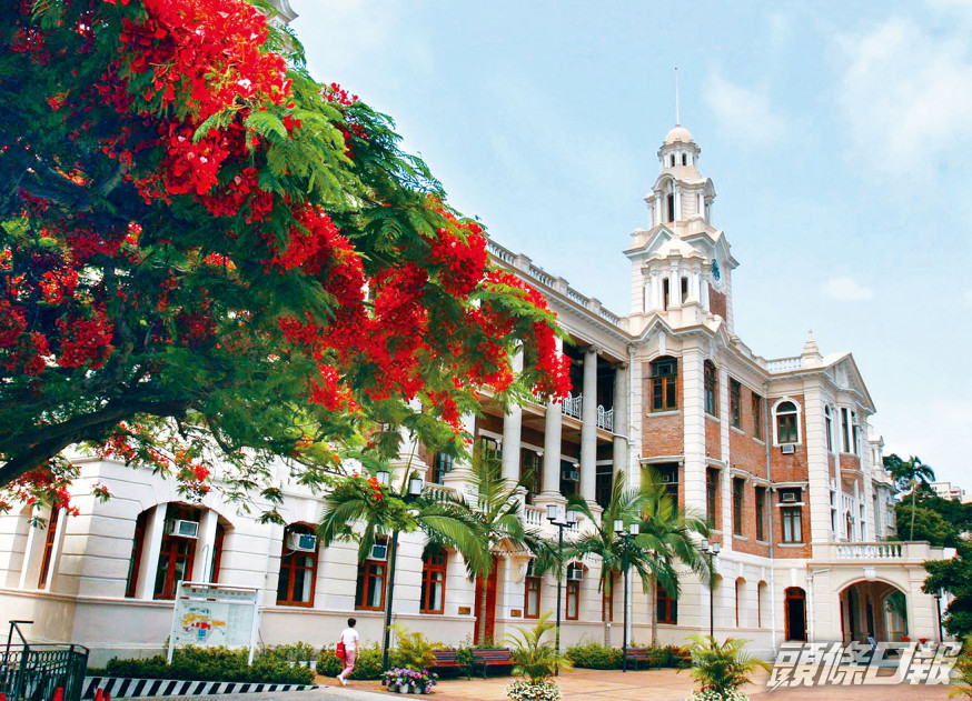 大學聯招今日放榜,港大今年取錄四名狀元入讀醫科和工學;唯一選擇中大的狀元黃摯毅,則入讀理學(大類收生)。