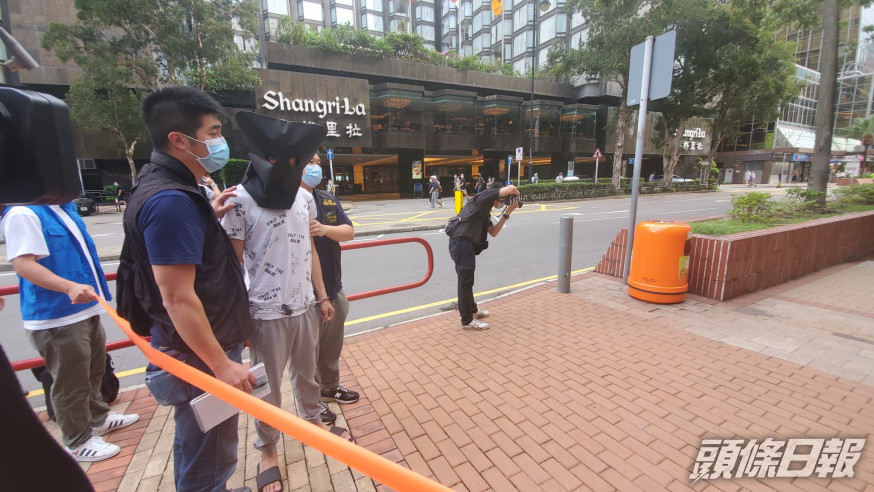 疑犯得手後將刀具扔在垃圾桶內。徐裕民攝