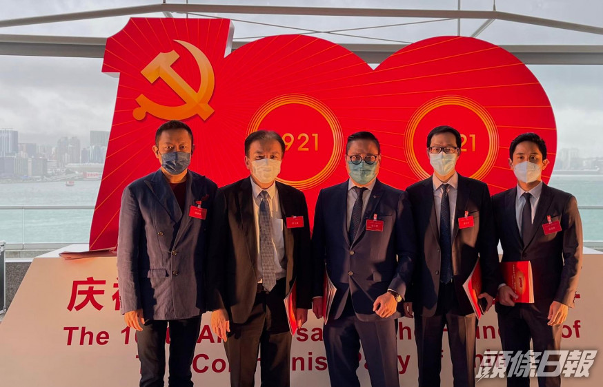 史立德(中)表示香港應該積極融入國家的發展大局,才能繼續保持繁榮穩定。
