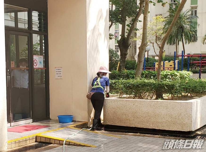 清潔女工在場清潔。