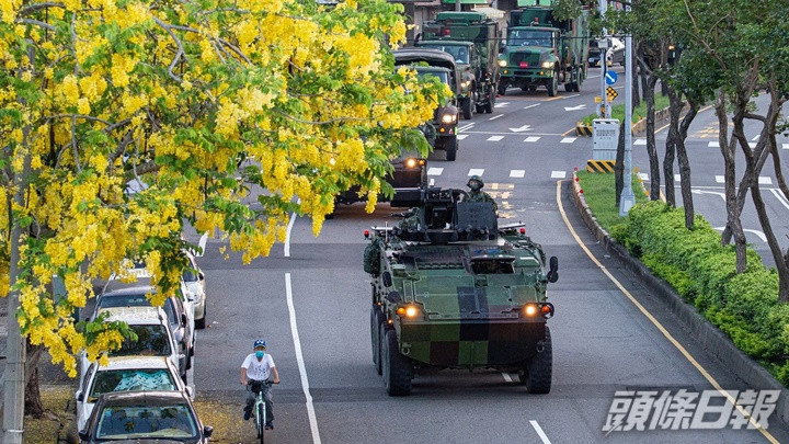 台軍雲豹裝甲車在街道進行戰備巡邏。網上圖片