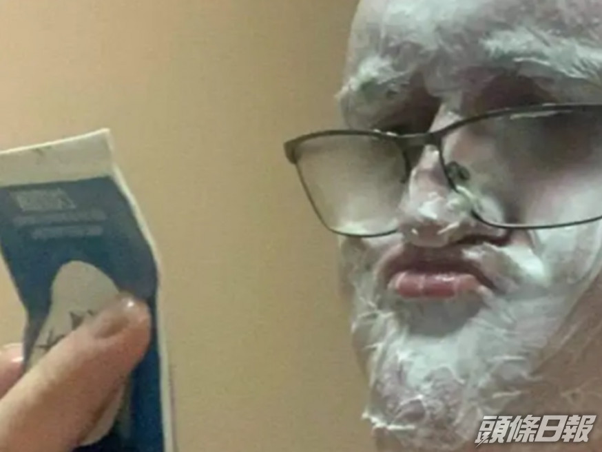 Ronald慘將剃鬚膏及脫毛膏調亂。網圖