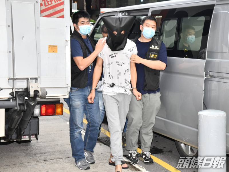 警方將涉嫌行劫男子帶到尖沙嘴重組案情。徐裕民攝