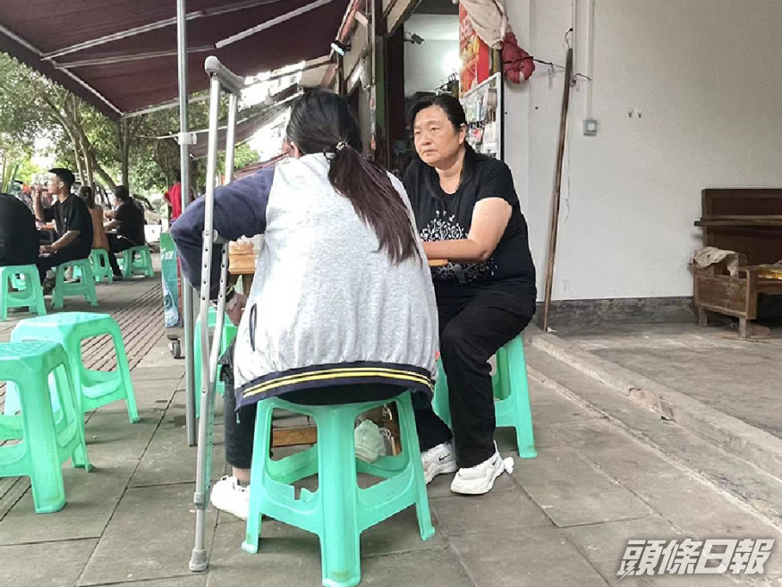 被體罰的女童受傷後一直要用拐杖,心理也出現問題。 (網上圖片)