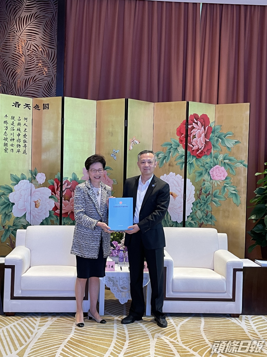 林鄭月娥送予張碩輔她上星期發表的《施政報告》。政府新聞處圖片