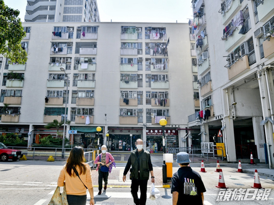 公屋妹扮住居屋,強調出入搭的士,不願讓別人知道自己住公屋。資料圖片