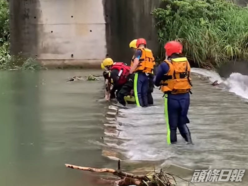 搜救人員在料角坑六和橋下發現一名男性遺體。中時影片截圖