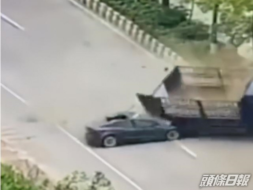 涉事的黑色Tesla在碰撞前毫無剎車迹象,以高速撞向貨車車尾。影片截圖