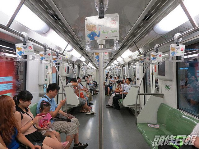 上海地鐵近期貼滿「使用電子設備時禁止外放聲音」的告示。網圖