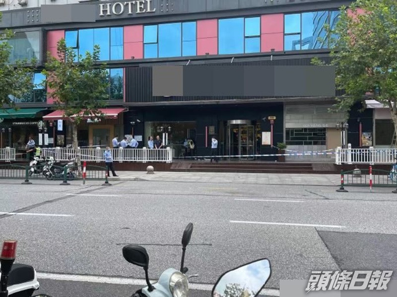 警員到場封鎖酒店調查。網圖