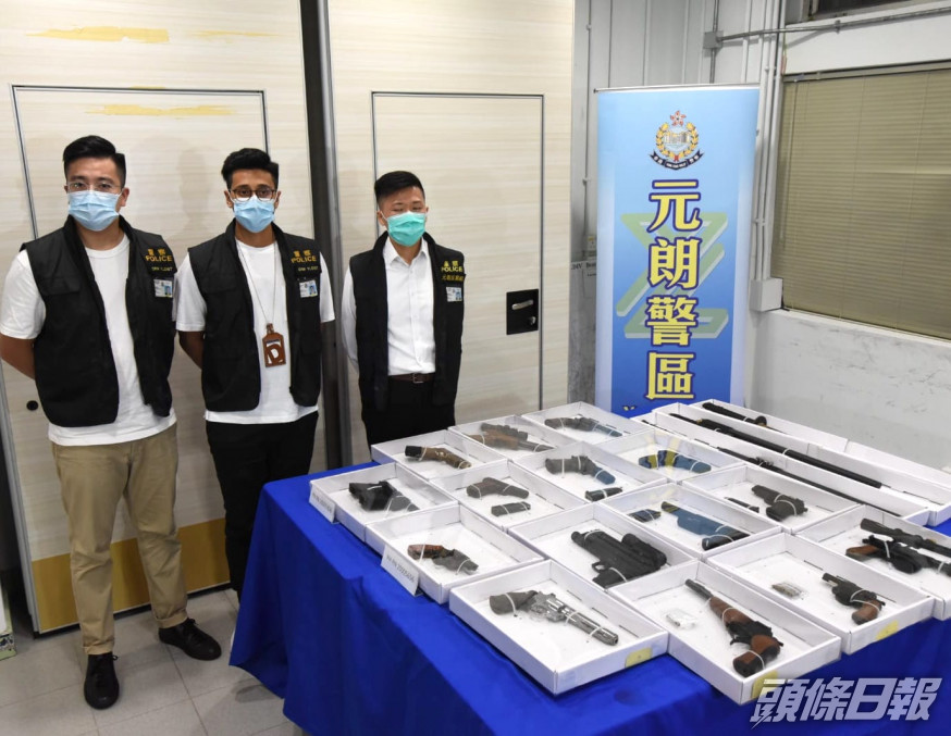 警方檢獲氣槍、弓弩及伸縮棍等武器。