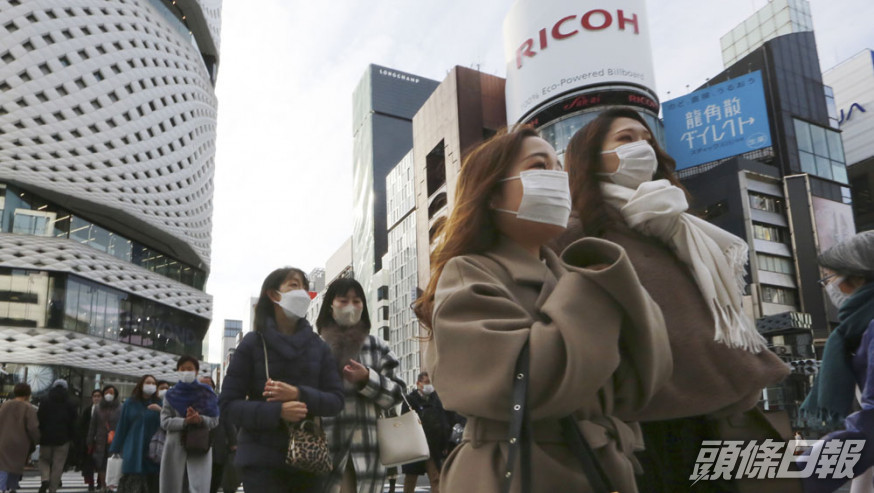 日本單日增逾6萬確診。AP圖片