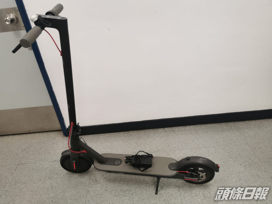 行動中警方扣查兩部涉案電動滑板車。