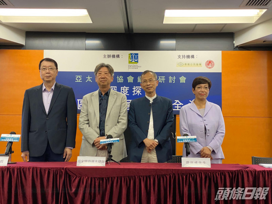 左起:雷鼎嗚教授,湯家驊資深大律師,曾鈺成,鄺家賢律師。