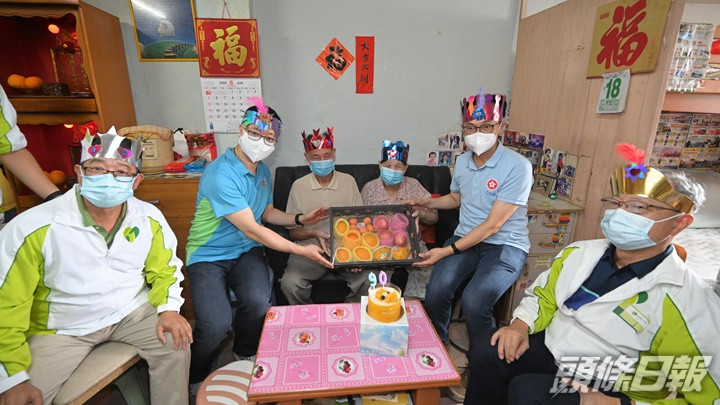 聶德權與黃國興率領公務員義工隊到香港仔漁光邨探訪長者。政府新聞處圖片