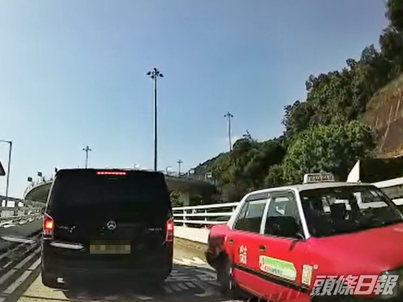 有的士在公路上逆線行車,險些與迎面而來的私家車相撞。影片截圖
