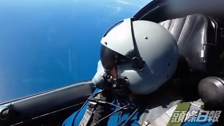 飛行員在演習期間目視台灣的海岸線及中央山脈。網上影片截圖