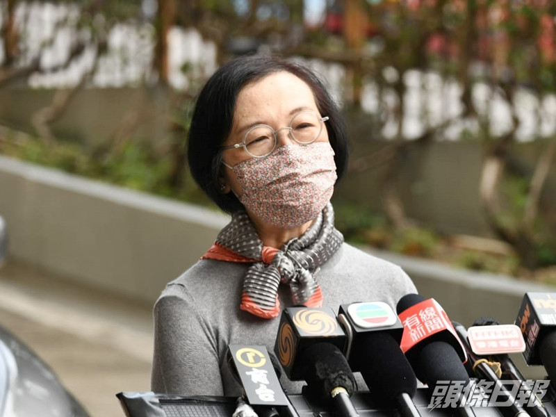 食物及衞生局局長陳肇始表示,會與專家討論是否需在抵港人士的21天檢疫期後,再做多些檢測。
