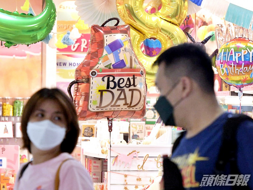 調查顯示,約4成高小學生每日與父親交談不多於半小時。資料圖片