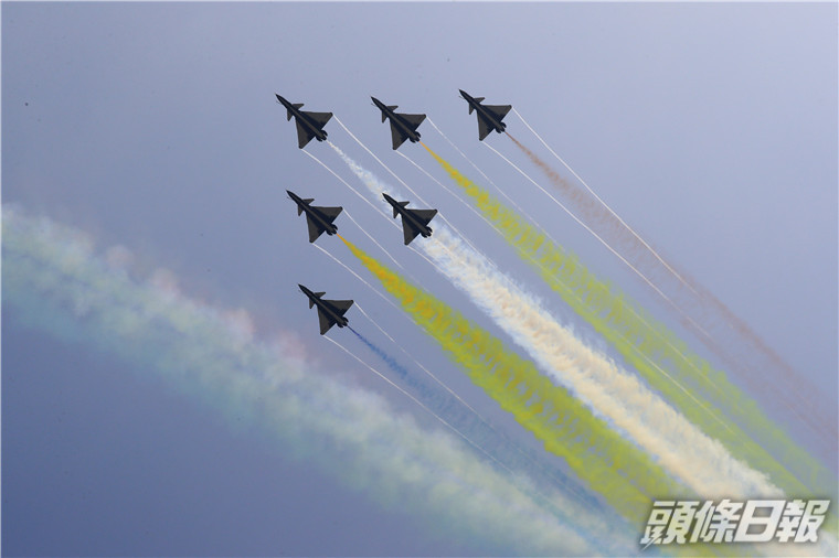 飛行表演由空軍八一飛行表演隊打頭陣。解放軍新聞傳播中心融媒體