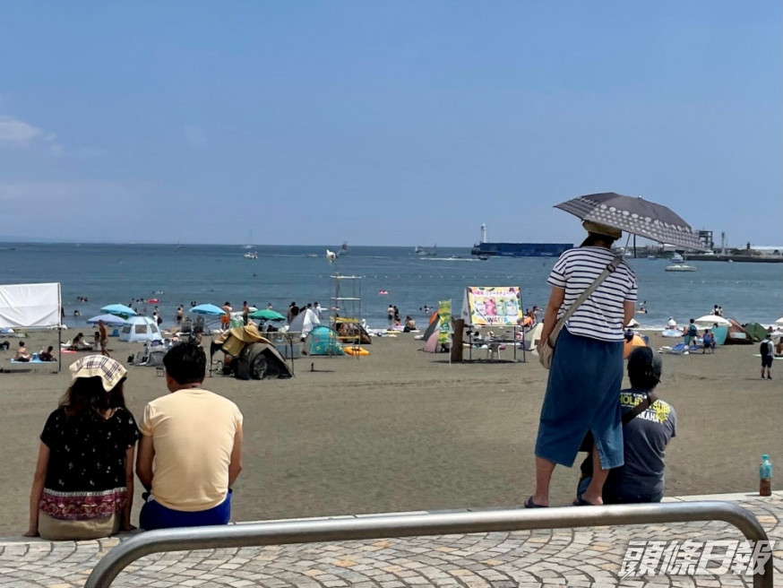 江之島賽場外,每逢周六日都擠滿日本遊客。記者梁栢琛東京傳真